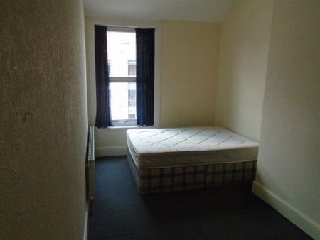 4 bedroom flat to rent - Photo 2