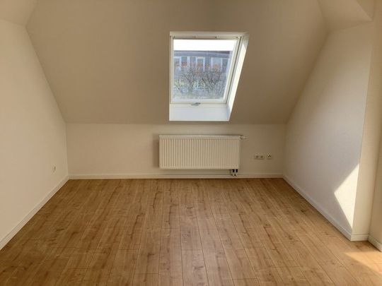 Hübsche Wohnung mit EBK im Dachgeschoss - Heizkosten NICHT in der Miete enthalten - Photo 1