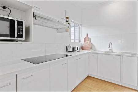 Three bedroom, stylishly furnished! INSPECTIONS BY APPOINTMENT ONLY - Photo 4