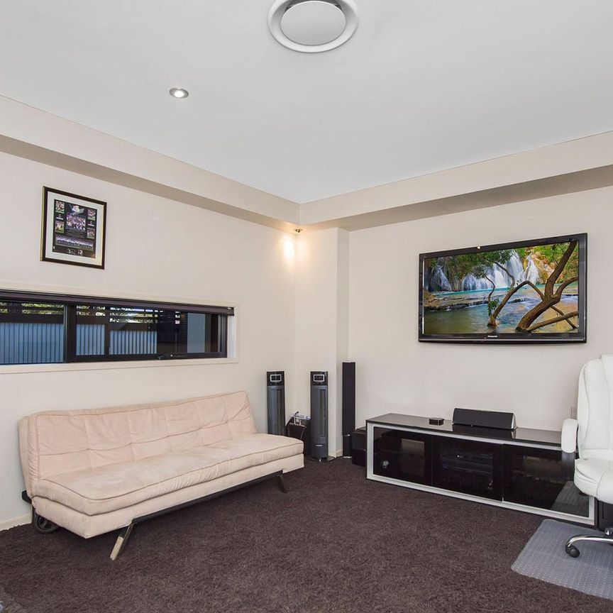 LARGE 4 BEDROOM FAMILY HOME WITH MEDIA ROOM, POOL AND SOLAR! - Photo 1