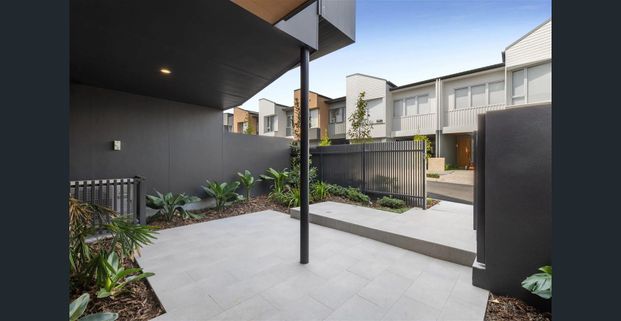 Low maintenance living in a suburban oasis - Photo 1