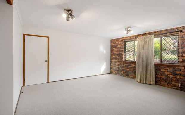 IMPECCABLE LARGE FAMILY HOME - Photo 1