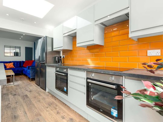 OX Living is proud to present this high-quality 7-bedroom co-living property, perfect for working professionals looking for stylish, stress-free living. Room 4 - Photo 1