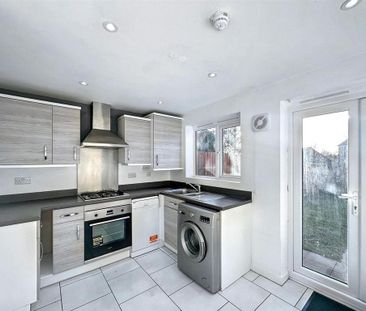 3 bedroom semi-detached house to rent - Photo 6