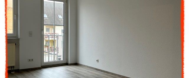 NEU renovierte 2-Zi.-Wohnung mit EINBAUKÜCHE und Personenaufzug im Herzen Zwickau's zu vermieten! - Photo 1