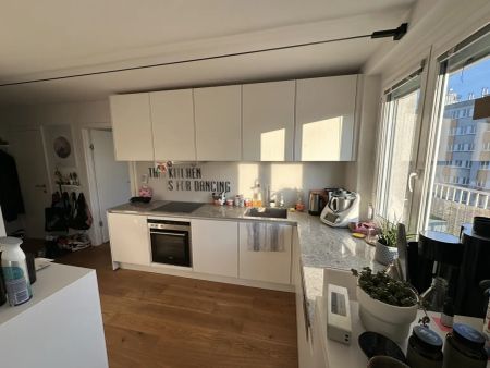 Modernes City-Apartment mit Stil: Design-Küche, Klimaanlage & Weitblick - Foto 3