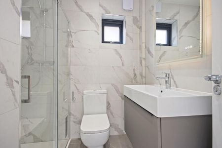 3 bedroom flat to rent - Photo 4