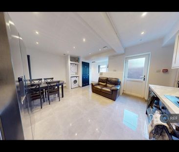 5 bedroom semi-detached house to rent - Photo 1