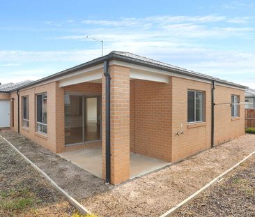 Great Family Living in Upper Point Cook !! - Photo 1