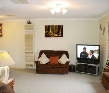 26 Yentoo Drive Glenfield Park NSW - Photo 3