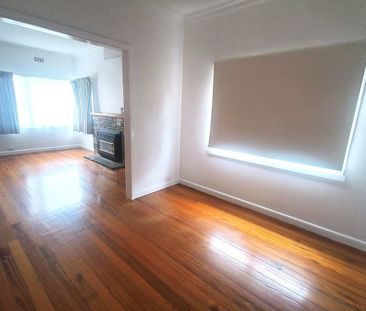 Prime Glen Waverley Location – Walk to Shops, Transport & Schools - Photo 2