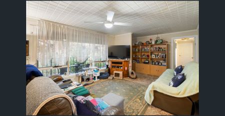 Charming Family Home - Photo 2