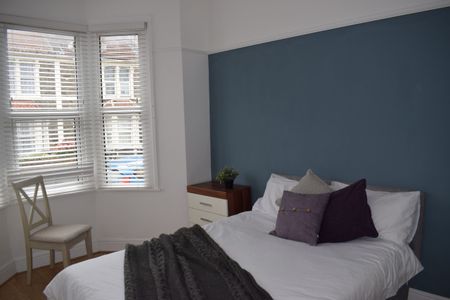 Double room- Large communal space - Photo 4
