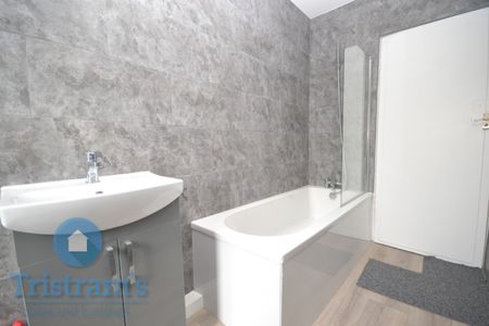 References Pending - 4 bed Semi-Detached House - Photo 3