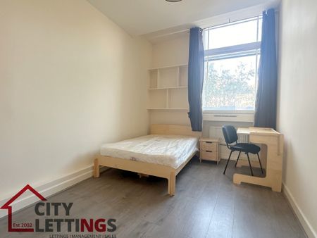 4 Bedroom Apartment - Photo 4