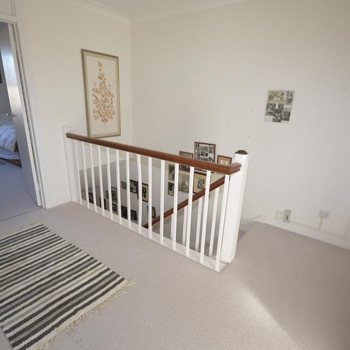 4 bedroom end of terrace house to rent - Photo 1