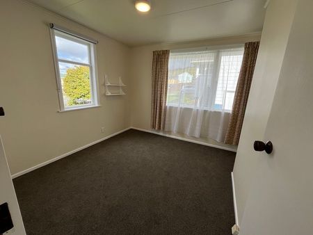 Sunny Three-bedroom Home in Elsdon, Porirua - Photo 4