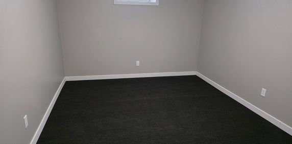 1352 CONNAUGHT 3 BEDROOM - Photo 2