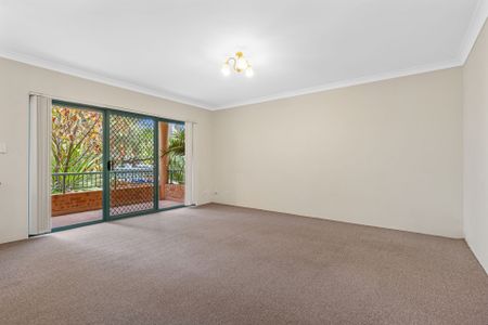 Walk to shops, restaurants and station.... - Photo 2