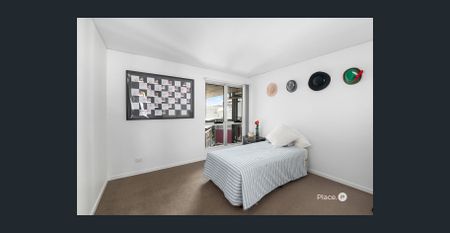 Expansive 187m² Two-Level Warehouse Apartment with Story Bridge Views - Photo 2