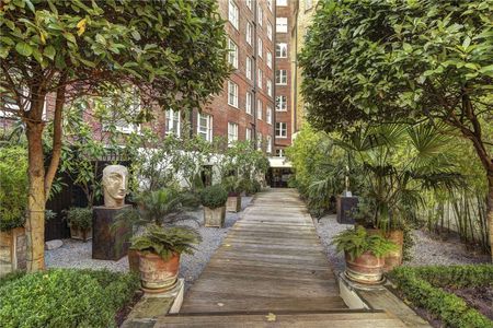 An excellently proportioned one bedroom apartment in Mayfair. - Photo 2