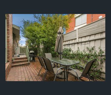 Spacious with luxe feel, villa unit, quiet Essendon location - Photo 5