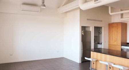 Spacious, sunny apartment - Photo 3