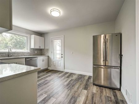 For Lease - 822 Douglas Street Unit# Main, Oshawa, Ontario - Photo 2