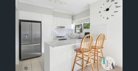 Stylish & Spacious Three-Bedroom Townhouse in Prime Location - Photo 3