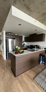 Condo moderne avec vue sur l’eau, semi‑meublé, avec stationnement intérieur et borne de recharge pour véhicule électrique dédié. - Photo 4