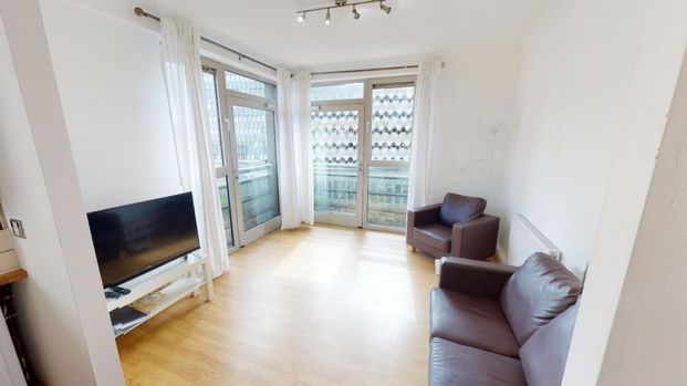 3 bedroom flat to rent - Photo 1