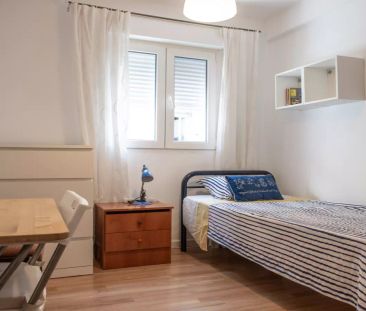 Single Bed in Rooms for rent in 3-bedroom apartment in Latina - Photo 4
