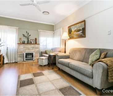 Spacious&comma; Neat & Tidy 3 Bedroom Home - Photo 4