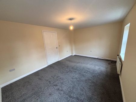 3 bedroom end of terrace to let - Photo 2