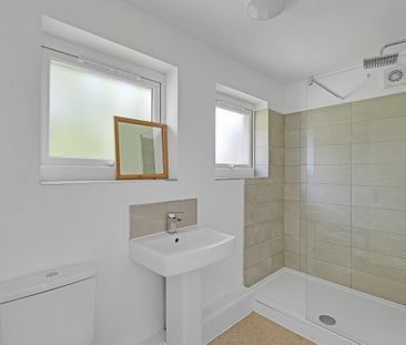 Spacious 4-Bed Student House with Large Communal Garden & Free Parking - Photo 2