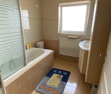 Ruim gelijkvloers appartement met terras en carport. - Photo 3