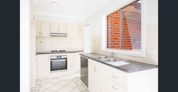 3 bedroom townhouse in small block of 3 - Photo 1