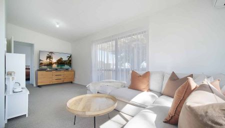 Light and bright Helensville Home - Photo 4