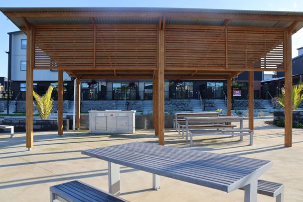 Newly 2 Bedrooms Low Maintenance - Photo 1