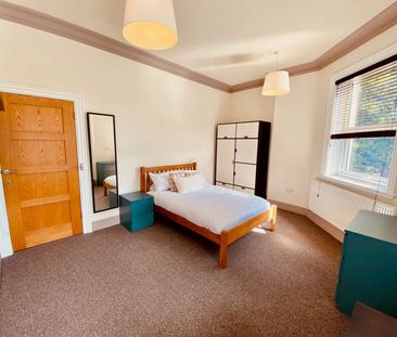 Newly Decorated City Centre Flat with Roof Terrace - Bills Included - Photo 6