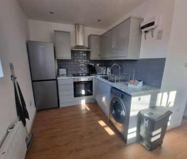 Studio Flat, Commercial Road, E14 - Photo 4