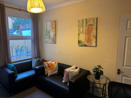 1 bedroom in a house share to rent - Photo 2