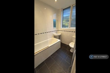 1 bedroom in a flat share to rent - Photo 3