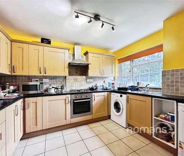 Woburn Avenue, Farnborough, GU14 - Photo 1