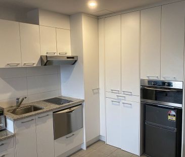 Chic Central Auckland Apt w/ Balcony Views - Photo 3