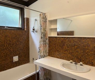 Homely two bedroom unit in leafy Camberwell - Photo 3