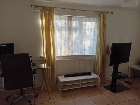 Room in a Shared House, Alfriston Close, BN2 - Photo 3