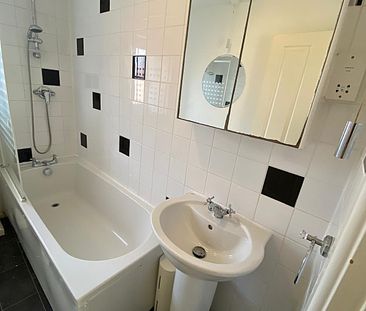 £1,000 PCM, Two Bedroom House with Off-Road Parking and Large Enclo... - Photo 4