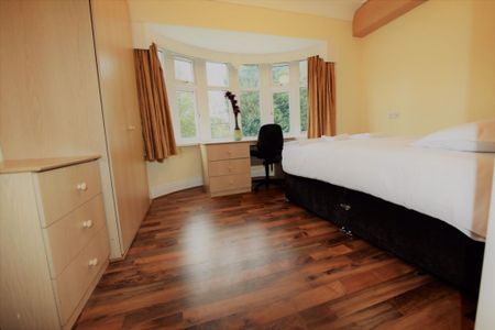 6 bedroom Flat in Otley Road, Leeds - Photo 3