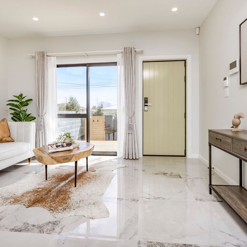 Modern Three Bedroom Family Living In Otara - Photo 1